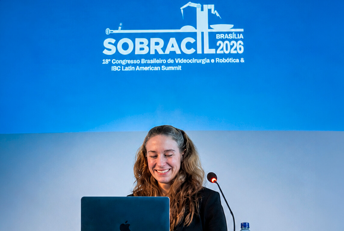 Dra Christiana Vanni palestrando no congresso Sobracil 2026