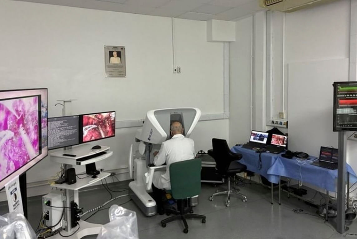 No Hospital das Clínicas da Faculdade de Medicina da Universidade de São Paulo, médico controlava o robô pelo console cirúrgico à distância.